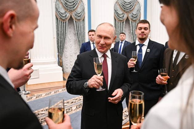 News Bilder des Tages RUSSIA - FEBRUARY 5, 2026: Russia s President Vladimir Putin (C) raises a glass of champaigne during a ceremony at the Moscow Kremlin to present state prizes to young scientists for contribution to science and innovation in 2025. Kristina Solovyeva POOL TASS  88235324