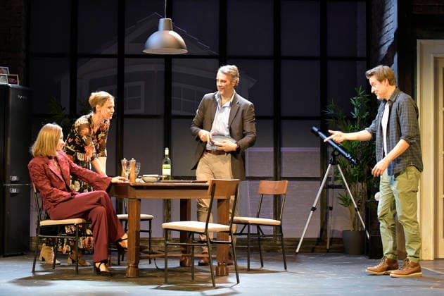 Alina Levshin, Jessica Ginkel, Stefan Rudolf und Max von Pufendorf bei der Fotoprobe zum Theaterstück 2:22 - Eine Geistergeschichte in der Komödie am Kurfürstendamm im Ernst-Reuter-Saal. Berlin, 05.02.2026