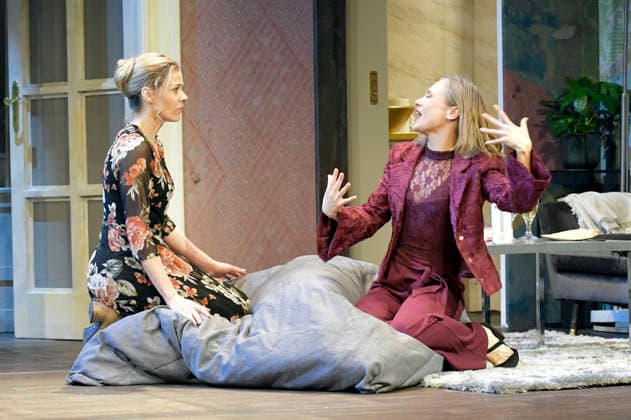 Jessica Ginkel und Alina Levshin bei der Fotoprobe zum Theaterstück 2:22 - Eine Geistergeschichte in der Komödie am Kurfürstendamm im Ernst-Reuter-Saal. Berlin, 05.02.2026