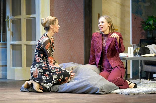 Jessica Ginkel und Alina Levshin bei der Fotoprobe zum Theaterstück 2:22 - Eine Geistergeschichte in der Komödie am Kurfürstendamm im Ernst-Reuter-Saal. Berlin, 05.02.2026