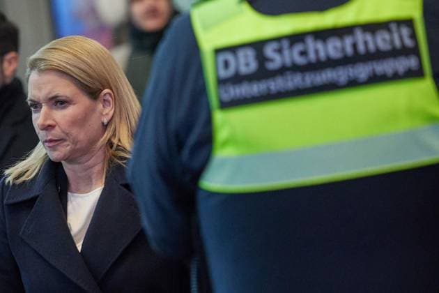 News Bilder des Tages Bahn-Chefin Evelyn Palla gibt Statement ab ** NUR FÜR REDAKTIONELLE ZWECKE ** EDITORIAL USE ONLY **<p>Evelyn Palla, Vorstandsvorsitzende der Deutschen Bahn, gibt im Hauptbahnhof anlässlich des Todesfalls des DB-Kollegen Serkan C. ein Statement ab. Deutschland Berlin Berlin Copyright: JoergxCarstensen *** Deutsche Bahn CEO Evelyn Palla makes a statement FOR EDITORIAL PURPOSES ONLY EDITORIAL USE ONLY p Evelyn Palla, CEO of Deutsche Bahn, makes a statement at the main station on the occasion of the death of DB colleague Serkan C Germany Berlin Berlin Copyright JoergxCarstensen Copyright: JoergxCarstensen doc84g24qhabdk1dqpawvoo ,EDITORIAL USE ONLY