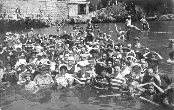 Große Badegruppe in einem See, Frauen, Männer, Kinder, Frauen oft in voller Kleidung, Bademode, 23. Juli 1906, historisch, Deutschland Large bathing group in a lake, woman, men, children, woman often in full clothing, swimwear, July 23, 1906, historic, Germany Copyright: imageBROKER HeinzxKrimmer ibljwp16518089.jpg