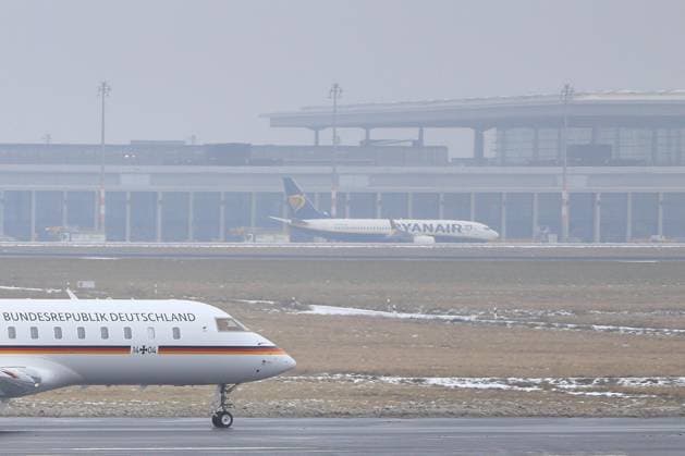 Schönefeld bei Berlin, Brandenburg, Deutschland, 04.02.2026: Im Vordergrund eine Maschine der Flugbereitschaft der Bundeswehr, im Hintergrund ein Flugzeug von Ryanair. *** Schönefeld near Berlin, Brandenburg, Germany, 04 02 2026 In the foreground an aircraft of the Bundeswehr air force, in the background a Ryanair plane Copyright: xdtsxNachrichtenagenturx dts_105570