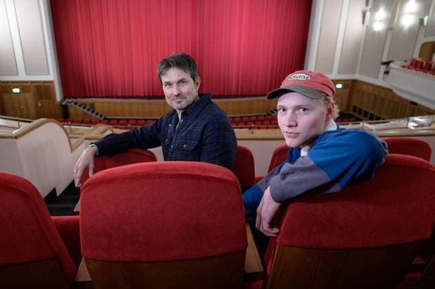 Essen: Film Ach, diese Lücke in der Lichtburg ** NUR FÜR REDAKTIONELLE ZWECKE ** EDITORIAL USE ONLY **<p>Regisseur Simon Verhoeven und Hauptdarsteller Bruno Alexander (r.) vor der Aufführung des Film Ach, diese Lücke am Donnerstag, den 5. Februar 2026, in der Lichtburg in Essen. Copyright: UwexErnst