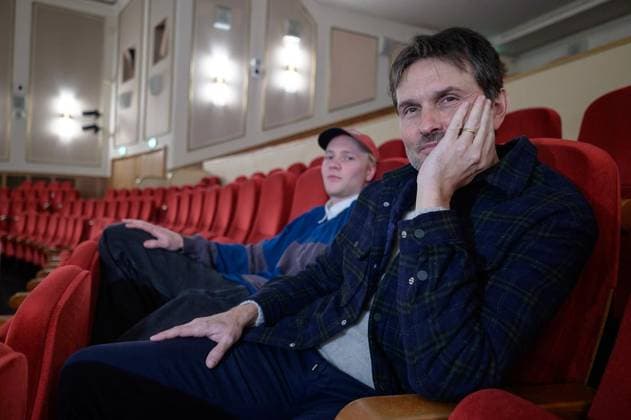 Essen: Film Ach, diese Lücke in der Lichtburg ** NUR FÜR REDAKTIONELLE ZWECKE ** EDITORIAL USE ONLY **<p>Regisseur Simon Verhoeven (r.) und Hauptdarsteller Bruno Alexander vor der Aufführung des Film Ach, diese Lücke am Donnerstag, den 5. Februar 2026, in der Lichtburg in Essen. Copyright: UwexErnst