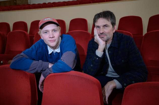 Essen: Film Ach, diese Lücke in der Lichtburg ** NUR FÜR REDAKTIONELLE ZWECKE ** EDITORIAL USE ONLY **<p>Regisseur Simon Verhoeven (r.) und Hauptdarsteller Bruno Alexander vor der Aufführung des Film Ach, diese Lücke am Donnerstag, den 5. Februar 2026, in der Lichtburg in Essen. Copyright: UwexErnst