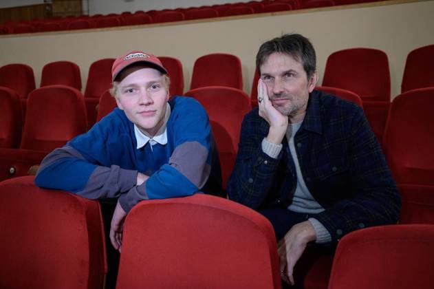 Essen: Film Ach, diese Lücke in der Lichtburg ** NUR FÜR REDAKTIONELLE ZWECKE ** EDITORIAL USE ONLY **<p>Regisseur Simon Verhoeven (r.) und Hauptdarsteller Bruno Alexander vor der Aufführung des Film Ach, diese Lücke am Donnerstag, den 5. Februar 2026, in der Lichtburg in Essen. Copyright: UwexErnst