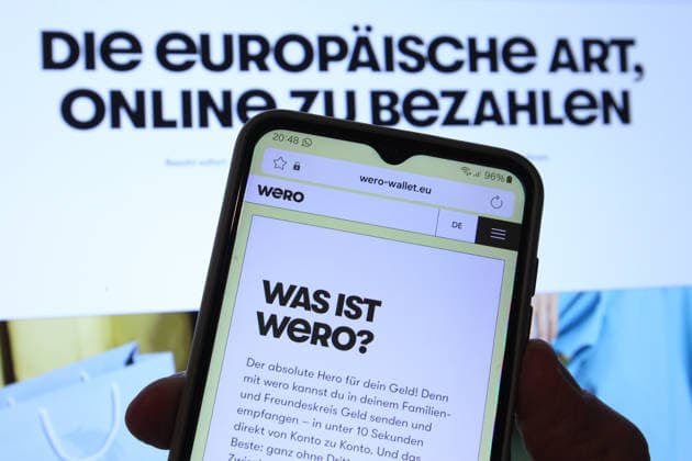 Auf einem Smartphone und einem Laptop wurde die App vom Zahlungsdienst Wero aufgerufen. Symbolbild Symbolfoto. Schnelsen Hamburg *** The app from the Wero payment service was accessed on a smartphone and a laptop Symbol image Symbol photo Schnelsen Hamburg