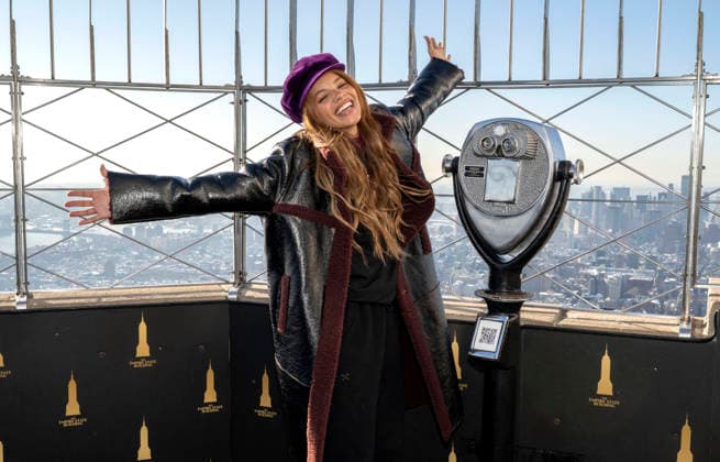 February 5, 2026, New York, Ny, United States: Leslie Grace visits the Empire State Building. Held at Empire State Building in New York. Zuma Press February 5, 2026. New York United States - ZUMAp281 20260205_zea_p281_006 Copyright: xPhotoxImagexPressx