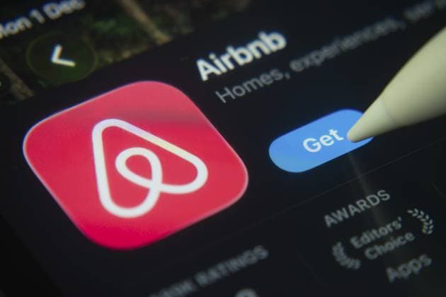 Dhaka, Bangladesch — 01. Dezember 2025: Eine Nahaufnahme des Airbnb App Icons im App Store auf einem iPad Bildschirm Dhaka, Bangladesh- 01 Dec 2025: A close-up of the Airbnb app icon in the App Store on an iPad screen Copyright: imageBROKER MojahidxMottakin iblmmo16525517.jpg