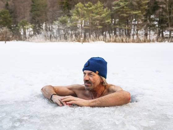 Mann mit Mütze, 55, beim Eisbaden in einem Eisloch, Thumsee, Bad Reichenhall, Berchtesgadener Land, Oberbayern, Bayern, Deutschland Man with cap, 55, ice bathing in an ice hole, Thumsee, Bad Reichenhall, Berchtesgadener Land, Upper Bavaria, Bavaria, Germany Copyright: imageBROKER HerbertxBerger ibxheb16475407.jpg ,model released, Symbolfoto ,property released