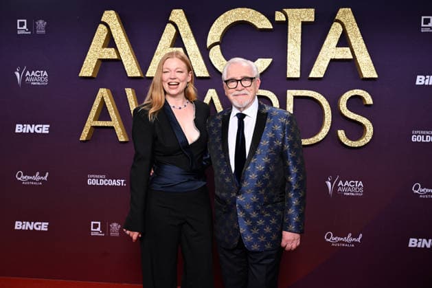 AACTA AWARDS 2026, Sarah Snook (left) and Brian Cox (right) are seen posing for a photo on the red carpet at the 2024 AACTA Awards at HOTA in Surfers Paradise, Queensland, Friday, February 6, 2026. ( NO ARCHIVING BRISBANE QUEENSLAND AUSTRALIA  Copyright: xDARRENxENGLANDx 20260206193049974392