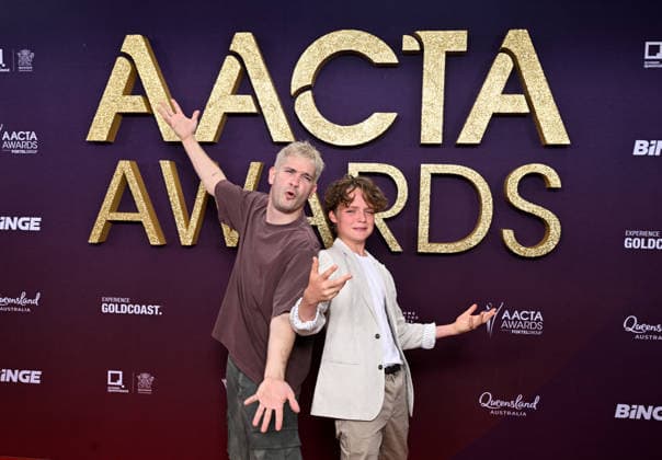 Entertainment Bilder des Tages AACTA AWARDS 2026, Danny Philippou (left) and Jonah Wren Phillips (right) are seen posing for a photo on the red carpet at the 2024 AACTA Awards at HOTA in Surfers Paradise, Queensland, Friday, February 6, 2026. ( NO ARCHIVING BRISBANE QUEENSLAND AUSTRALIA  Copyright: xDARRENxENGLANDx 20260206136854066857
