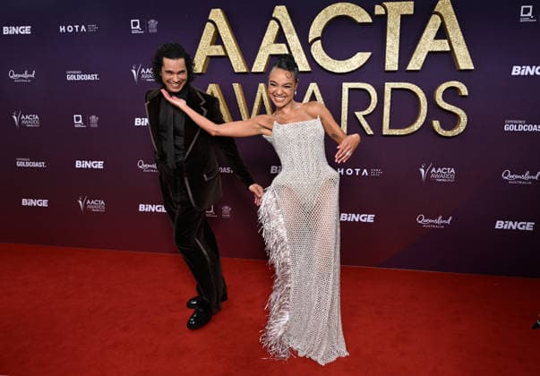 AACTA AWARDS 2026, Mark Coles Smith (left) and Aisha Dee (right) are seen posing for a photo on the red carpet at the 2024 AACTA Awards at HOTA in Surfers Paradise, Queensland, Friday, February 6, 2026. ( NO ARCHIVING BRISBANE QUEENSLAND AUSTRALIA  Copyright: xDARRENxENGLANDx 20260206126067861809