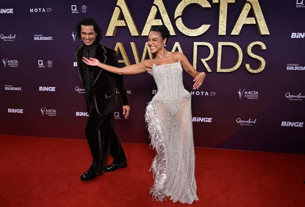 AACTA AWARDS 2026, Mark Coles Smith (left) and Aisha Dee (right) are seen posing for a photo on the red carpet at the 2024 AACTA Awards at HOTA in Surfers Paradise, Queensland, Friday, February 6, 2026. ( NO ARCHIVING BRISBANE QUEENSLAND AUSTRALIA  Copyright: xDARRENxENGLANDx 20260206182469908444