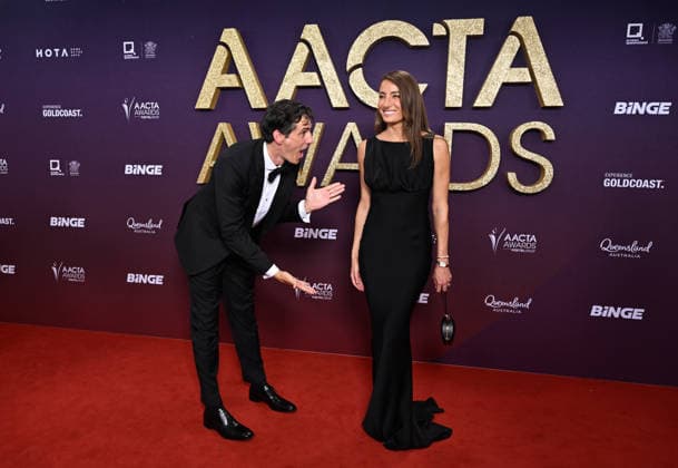 AACTA AWARDS 2026, Andy Lee and Rebecca Harding are seen posing for a photo on the red carpet at the 2024 AACTA Awards at HOTA in Surfers Paradise, Queensland, Friday, February 6, 2026. ( NO ARCHIVING BRISBANE QUEENSLAND AUSTRALIA  Copyright: xDARRENxENGLANDx 20260206191683123871