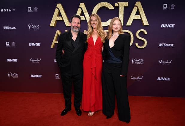 AACTA AWARDS 2026, (Left to right) Dave Lawson, Laura Snook and Sarah Snook are seen posing for a photo on the red carpet at the 2024 AACTA Awards at HOTA in Surfers Paradise, Queensland, Friday, February 6, 2026. ( NO ARCHIVING BRISBANE QUEENSLAND AUSTRALIA  Copyright: xDARRENxENGLANDx 20260206139772272456