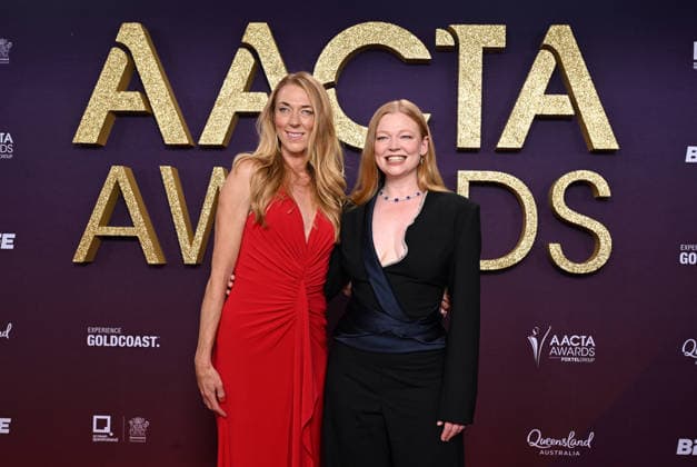 AACTA AWARDS 2026, Laura Snook (left) and Sarah Snook (right) are seen posing for a photo on the red carpet at the 2024 AACTA Awards at HOTA in Surfers Paradise, Queensland, Friday, February 6, 2026. ( NO ARCHIVING BRISBANE QUEENSLAND AUSTRALIA  Copyright: xDARRENxENGLANDx 20260206144151074211