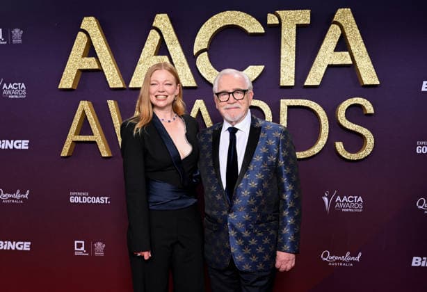 AACTA AWARDS 2026, Sarah Snook (left) and Brian Cox (right) are seen posing for a photo on the red carpet at the 2024 AACTA Awards at HOTA in Surfers Paradise, Queensland, Friday, February 6, 2026. ( NO ARCHIVING BRISBANE QUEENSLAND AUSTRALIA  Copyright: xDARRENxENGLANDx 20260206136754580312