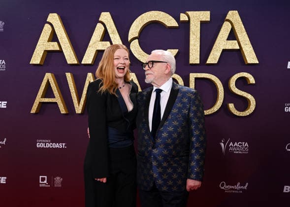 AACTA AWARDS 2026, Sarah Snook (left) and Brian Cox (right) are seen posing for a photo on the red carpet at the 2024 AACTA Awards at HOTA in Surfers Paradise, Queensland, Friday, February 6, 2026. ( NO ARCHIVING BRISBANE QUEENSLAND AUSTRALIA  Copyright: xDARRENxENGLANDx 20260206193156674007