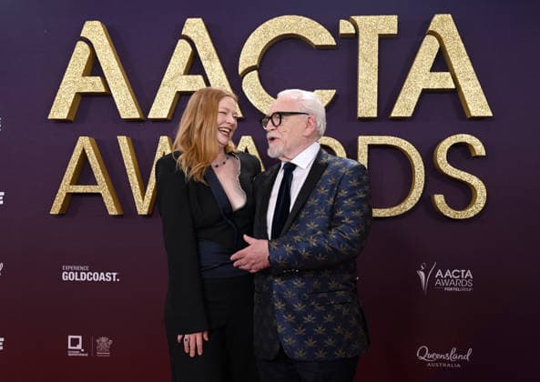 AACTA AWARDS 2026, Sarah Snook (left) and Brian Cox (right) are seen posing for a photo on the red carpet at the 2024 AACTA Awards at HOTA in Surfers Paradise, Queensland, Friday, February 6, 2026. ( NO ARCHIVING BRISBANE QUEENSLAND AUSTRALIA  Copyright: xDARRENxENGLANDx 20260206182537864155