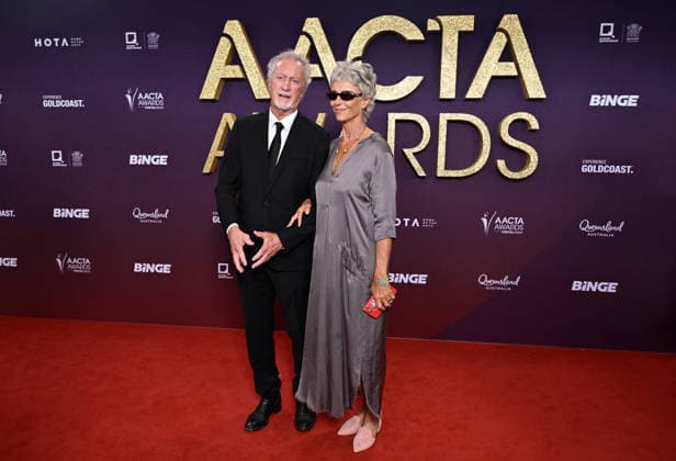 AACTA AWARDS 2026, Bryan Brown and Rachel Ward are seen posing for a photo on the red carpet at the 2024 AACTA Awards at HOTA in Surfers Paradise, Queensland, Friday, February 6, 2026. ( NO ARCHIVING BRISBANE QUEENSLAND AUSTRALIA  Copyright: xDARRENxENGLANDx 20260206146301353584