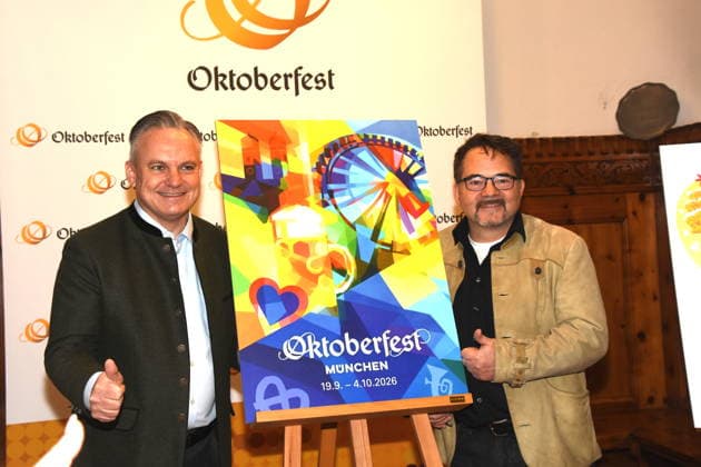 News Bilder des Tages Dr Christian Scharpf Kommunalreferent mit Oktoberfestplakat 2026 1. Preis Sieger Florian Huber Grafiker Illustrator Muenchen 06.02.2026 Rathaus Oktoberfest Plakat Vorstellung Foto Muenchen *** Dr Christian Scharpf municipal officer with Oktoberfest poster 2026 1 prize winner Florian Huber graphic designer illustrator Munich 06 02 2026 town hall Oktoberfest poster presentation photo Munich