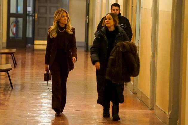 Sylvie Francoise Meis als Zeugin mit ihrer Anwaeltin im im Landgericht Hamburg Strafjustizgebaeude Sievekingsplatz am 06.02.2026 Prozess gegen den Angeklagte M gemeinschaftlicher Wohnungseinbruchsdiebstahl zur Last gelegt Handtaschen und Schmuck im Wert von über 500.000 Euro gestohlen zu Haben Hamburg Deutschland