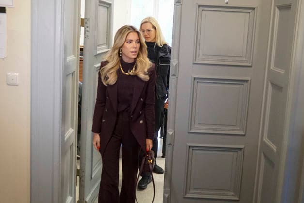 Sylvie Francoise Meis als Zeugin mit ihrer Anwaeltin im im Landgericht Hamburg Strafjustizgebaeude Sievekingsplatz am 06.02.2026 Prozess gegen den Angeklagte M gemeinschaftlicher Wohnungseinbruchsdiebstahl zur Last gelegt Handtaschen und Schmuck im Wert von über 500.000 Euro gestohlen zu Haben Hamburg Deutschland