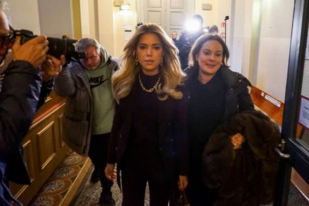 Entertainment Bilder des Tages Sylvie Francoise Meis als Zeugin mit ihrer Anwaeltin im im Landgericht Hamburg Strafjustizgebaeude Sievekingsplatz am 06.02.2026 Prozess gegen den Angeklagte M gemeinschaftlicher Wohnungseinbruchsdiebstahl zur Last gelegt Handtaschen und Schmuck im Wert von über 500.000 Euro gestohlen zu Haben Hamburg Deutschland *** Sylvie Francoise Meis as a witness with her lawyer in the Hamburg Criminal Court Sievekingsplatz on 06 02 2026 Trial against the defendant M accused of joint residential burglary for having stolen handbags and jewelry worth over 500,000 euros Hamburg Germany