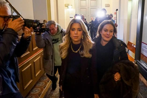 Sylvie Francoise Meis als Zeugin mit ihrer Anwaeltin im im Landgericht Hamburg Strafjustizgebaeude Sievekingsplatz am 06.02.2026 Prozess gegen den Angeklagte M gemeinschaftlicher Wohnungseinbruchsdiebstahl zur Last gelegt Handtaschen und Schmuck im Wert von über 500.000 Euro gestohlen zu Haben Hamburg Deutschland