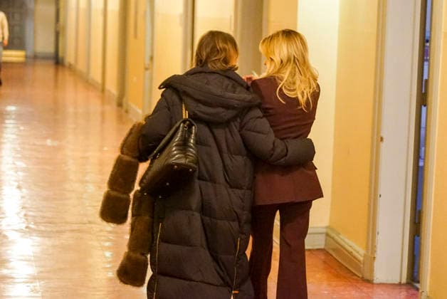 Sylvie Francoise Meis als Zeugin mit ihrer Anwaeltin im im Landgericht Hamburg Strafjustizgebaeude Sievekingsplatz am 06.02.2026 Prozess gegen den Angeklagte M gemeinschaftlicher Wohnungseinbruchsdiebstahl zur Last gelegt Handtaschen und Schmuck im Wert von über 500.000 Euro gestohlen zu Haben Hamburg Deutschland