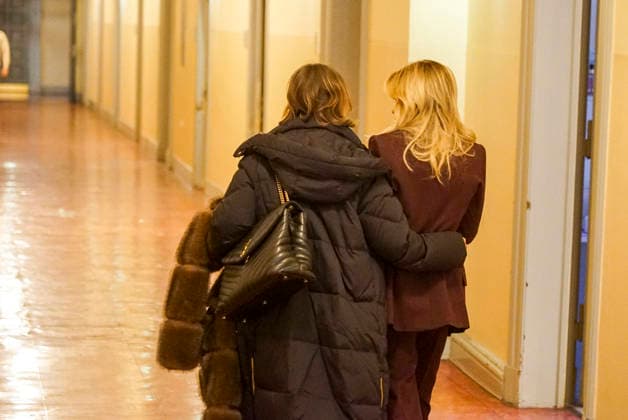 Sylvie Francoise Meis als Zeugin mit ihrer Anwaeltin im im Landgericht Hamburg Strafjustizgebaeude Sievekingsplatz am 06.02.2026 Prozess gegen den Angeklagte M gemeinschaftlicher Wohnungseinbruchsdiebstahl zur Last gelegt Handtaschen und Schmuck im Wert von über 500.000 Euro gestohlen zu Haben Hamburg Deutschland