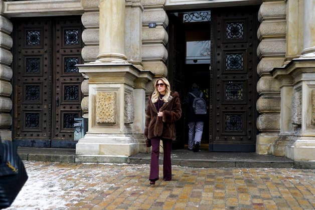 Sylvie Francoise Meis als Zeugin nach ihrer Aussage auf dem Weg zum Taxi Landgericht Hamburg Strafjustizgebaeude Sievekingsplatz am 06.02.2026 Prozess gegen den Angeklagte M gemeinschaftlicher Wohnungseinbruchsdiebstahl zur Last gelegt Handtaschen und Schmuck im Wert von über 500.000 Euro gestohlen zu Haben Hamburg Deutschland