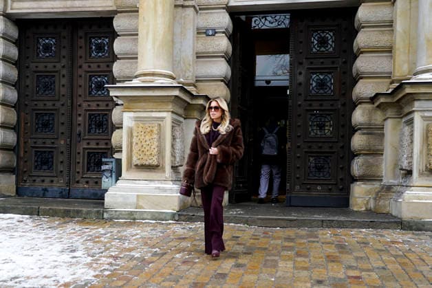Sylvie Francoise Meis als Zeugin nach ihrer Aussage auf dem Weg zum Taxi Landgericht Hamburg Strafjustizgebaeude Sievekingsplatz am 06.02.2026 Prozess gegen den Angeklagte M gemeinschaftlicher Wohnungseinbruchsdiebstahl zur Last gelegt Handtaschen und Schmuck im Wert von über 500.000 Euro gestohlen zu Haben Hamburg Deutschland
