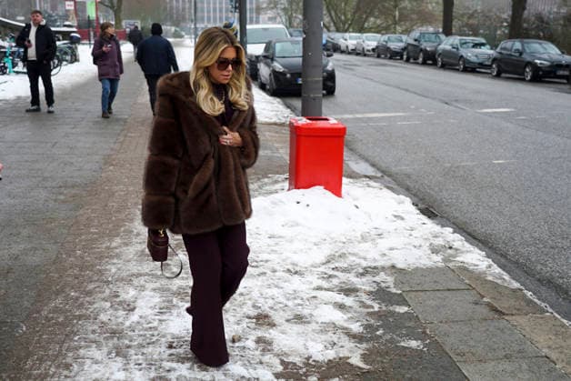 Sylvie Francoise Meis als Zeugin nach ihrer Aussage auf dem Weg zum Taxi Landgericht Hamburg Strafjustizgebaeude Sievekingsplatz am 06.02.2026 Prozess gegen den Angeklagte M gemeinschaftlicher Wohnungseinbruchsdiebstahl zur Last gelegt Handtaschen und Schmuck im Wert von über 500.000 Euro gestohlen zu Haben Hamburg Deutschland