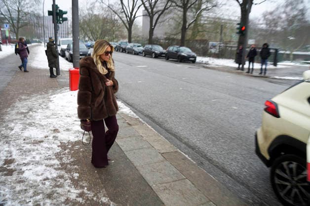 Sylvie Francoise Meis als Zeugin nach ihrer Aussage auf dem Weg zum Taxi Landgericht Hamburg Strafjustizgebaeude Sievekingsplatz am 06.02.2026 Prozess gegen den Angeklagte M gemeinschaftlicher Wohnungseinbruchsdiebstahl zur Last gelegt Handtaschen und Schmuck im Wert von über 500.000 Euro gestohlen zu Haben Hamburg Deutschland