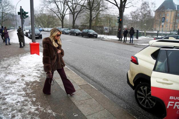 Sylvie Francoise Meis als Zeugin nach ihrer Aussage auf dem Weg zum Taxi Landgericht Hamburg Strafjustizgebaeude Sievekingsplatz am 06.02.2026 Prozess gegen den Angeklagte M gemeinschaftlicher Wohnungseinbruchsdiebstahl zur Last gelegt Handtaschen und Schmuck im Wert von über 500.000 Euro gestohlen zu Haben Hamburg Deutschland
