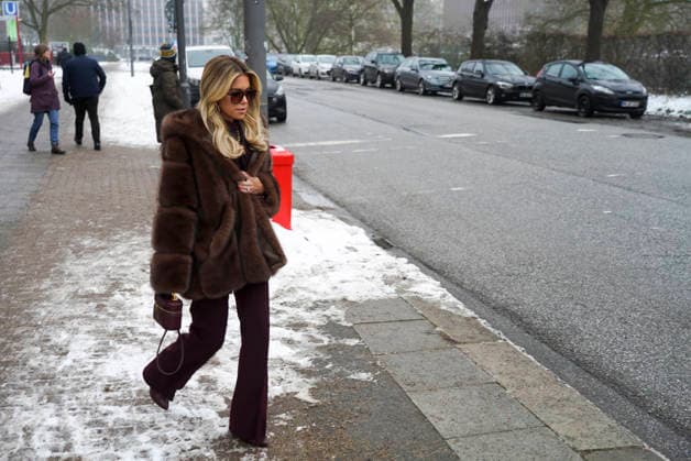 Sylvie Francoise Meis als Zeugin nach ihrer Aussage auf dem Weg zum Taxi Landgericht Hamburg Strafjustizgebaeude Sievekingsplatz am 06.02.2026 Prozess gegen den Angeklagte M gemeinschaftlicher Wohnungseinbruchsdiebstahl zur Last gelegt Handtaschen und Schmuck im Wert von über 500.000 Euro gestohlen zu Haben Hamburg Deutschland