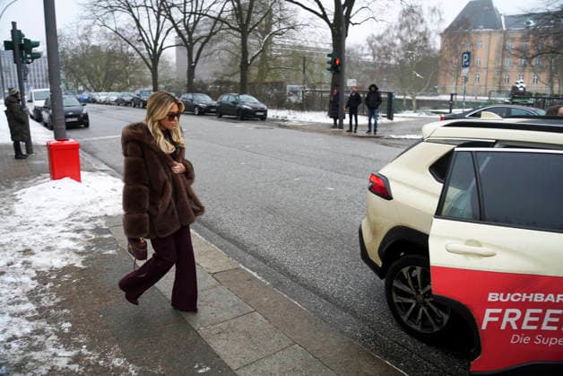 Sylvie Francoise Meis als Zeugin nach ihrer Aussage auf dem Weg zum Taxi Landgericht Hamburg Strafjustizgebaeude Sievekingsplatz am 06.02.2026 Prozess gegen den Angeklagte M gemeinschaftlicher Wohnungseinbruchsdiebstahl zur Last gelegt Handtaschen und Schmuck im Wert von über 500.000 Euro gestohlen zu Haben Hamburg Deutschland