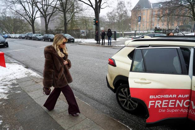 Sylvie Francoise Meis als Zeugin nach ihrer Aussage auf dem Weg zum Taxi Landgericht Hamburg Strafjustizgebaeude Sievekingsplatz am 06.02.2026 Prozess gegen den Angeklagte M gemeinschaftlicher Wohnungseinbruchsdiebstahl zur Last gelegt Handtaschen und Schmuck im Wert von über 500.000 Euro gestohlen zu Haben Hamburg Deutschland
