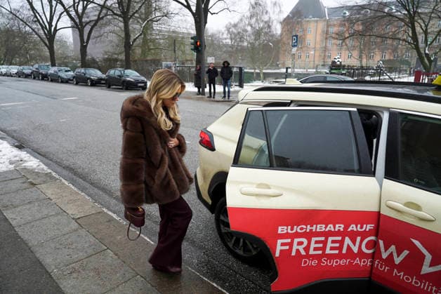 Sylvie Francoise Meis als Zeugin nach ihrer Aussage auf dem Weg zum Taxi Landgericht Hamburg Strafjustizgebaeude Sievekingsplatz am 06.02.2026 Prozess gegen den Angeklagte M gemeinschaftlicher Wohnungseinbruchsdiebstahl zur Last gelegt Handtaschen und Schmuck im Wert von über 500.000 Euro gestohlen zu Haben Hamburg Deutschland