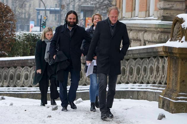 Gerhard Delling TV Moderator Christina Block Unternehmerin mit ihren Verteidiger Ingo Bott und ihre Verteidigerin Paula Wlodarek die Verteidiger und Angeklagten kommen wie immer zu Fuss zur Verhandlung beim Prozess wegen mutmasslicher Kindesentfuehrung im Landgericht Hamburg Strafjustizgebaeude Entfuehrungsfall der Block Kinder Hamburg Deutschland