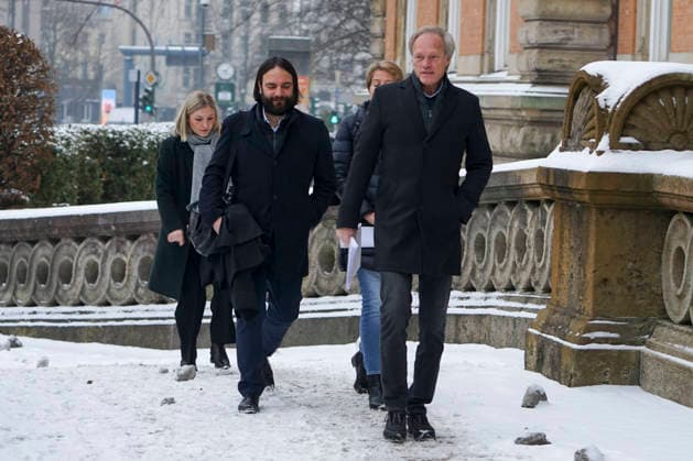 Gerhard Delling TV Moderator Christina Block Unternehmerin mit ihren Verteidiger Ingo Bott und ihre Verteidigerin Paula Wlodarek die Verteidiger und Angeklagten kommen wie immer zu Fuss zur Verhandlung beim Prozess wegen mutmasslicher Kindesentfuehrung im Landgericht Hamburg Strafjustizgebaeude Entfuehrungsfall der Block Kinder Hamburg Deutschland
