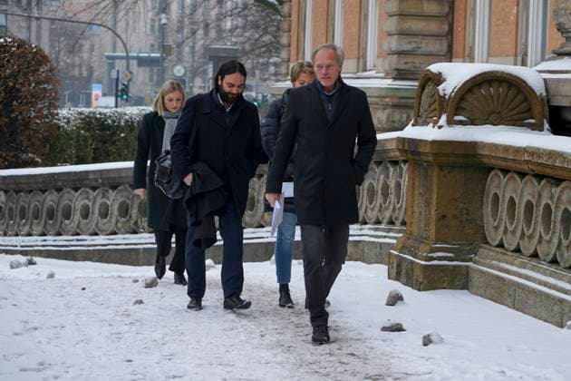 Gerhard Delling TV Moderator Christina Block Unternehmerin mit ihren Verteidiger Ingo Bott und ihre Verteidigerin Paula Wlodarek die Verteidiger und Angeklagten kommen wie immer zu Fuss zur Verhandlung beim Prozess wegen mutmasslicher Kindesentfuehrung im Landgericht Hamburg Strafjustizgebaeude Entfuehrungsfall der Block Kinder Hamburg Deutschland