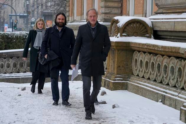 Gerhard Delling TV Moderator Christina Block Unternehmerin mit ihren Verteidiger Ingo Bott und ihre Verteidigerin Paula Wlodarek die Verteidiger und Angeklagten kommen wie immer zu Fuss zur Verhandlung beim Prozess wegen mutmasslicher Kindesentfuehrung im Landgericht Hamburg Strafjustizgebaeude Entfuehrungsfall der Block Kinder Hamburg Deutschland
