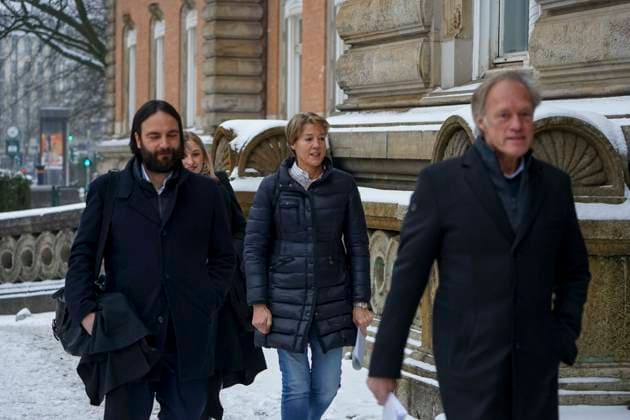 Gerhard Delling TV Moderator Christina Block Unternehmerin mit ihren Verteidiger Ingo Bott und ihre Verteidigerin Paula Wlodarek die Verteidiger und Angeklagten kommen wie immer zu Fuss zur Verhandlung beim Prozess wegen mutmasslicher Kindesentfuehrung im Landgericht Hamburg Strafjustizgebaeude Entfuehrungsfall der Block Kinder Hamburg Deutschland