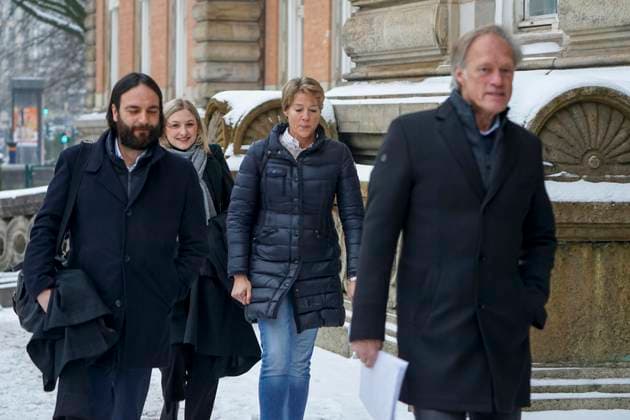 Gerhard Delling TV Moderator Christina Block Unternehmerin mit ihren Verteidiger Ingo Bott und ihre Verteidigerin Paula Wlodarek die Verteidiger und Angeklagten kommen wie immer zu Fuss zur Verhandlung beim Prozess wegen mutmasslicher Kindesentfuehrung im Landgericht Hamburg Strafjustizgebaeude Entfuehrungsfall der Block Kinder Hamburg Deutschland