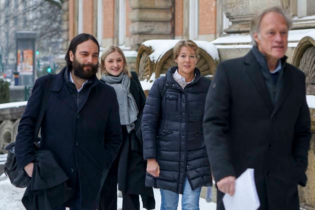 Gerhard Delling TV Moderator Christina Block Unternehmerin mit ihren Verteidiger Ingo Bott und ihre Verteidigerin Paula Wlodarek die Verteidiger und Angeklagten kommen wie immer zu Fuss zur Verhandlung beim Prozess wegen mutmasslicher Kindesentfuehrung im Landgericht Hamburg Strafjustizgebaeude Entfuehrungsfall der Block Kinder Hamburg Deutschland