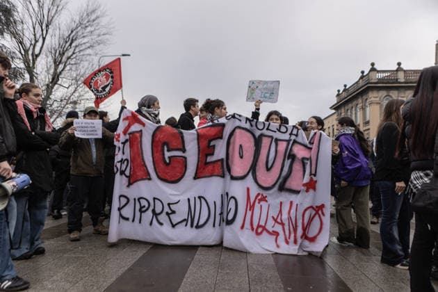 News Bilder des Tages Protest against alleged presence of ICE agents in Milan MILAN, ITALY - FEBRUARY 6: People gather to protest the alleged presence of ICE (United States Immigration and Customs Enforcement) agents in Milan, Italy, on February 6, 2026. Andrea Carrubba Anadolu Milan Italy. Editorial use only. Please get in touch for any other usage.  Copyright: x2026xAnadoluxAndreaxCarrubbax